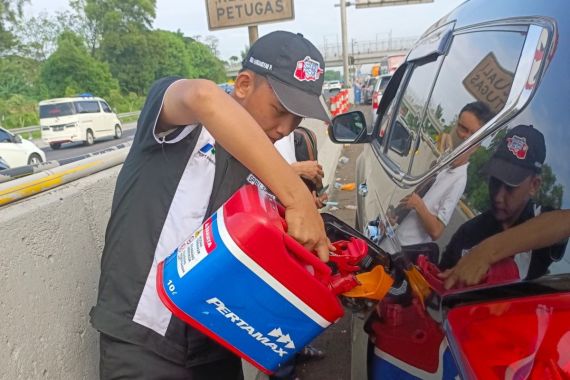 Motorist Pertamina Gercep Kirim BBM ke Kendaraan yang Kehabisan Bensin di Tol, Lihat Tuh - JPNN.COM