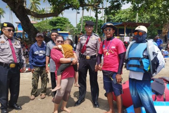 Momen Ibu dan Anak Dipertemukan Polisi setelah Terpisah 2 Km di Anyer - JPNN.COM