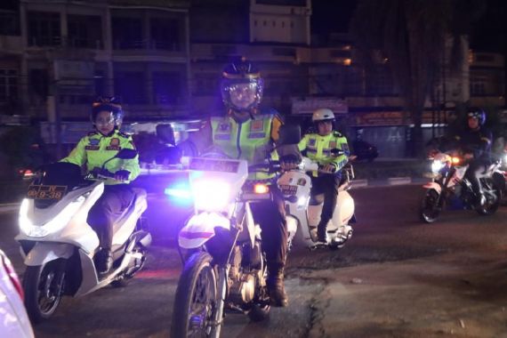 Kapolres Pelalawan Gelar Patroli Malam, Awasi Rumah Kosong yang Ditinggal Mudik Lebaran - JPNN.COM