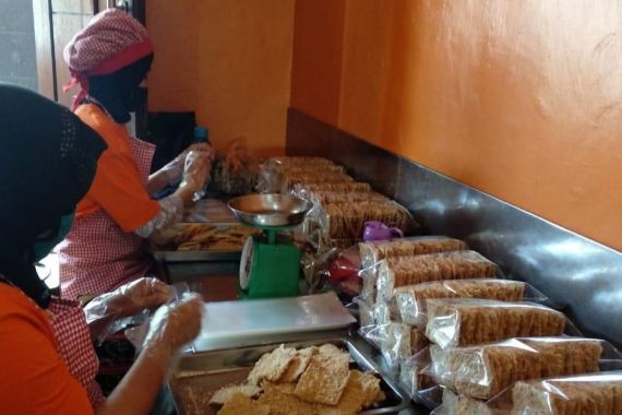 Keripik Tempe Rohani jadi Oleh-Oleh Khas yang Sukses Kembangkan Usaha Berkat Pinjaman BRI - JPNN.COM