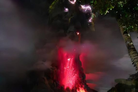 Potret Gunung Ruang Erupsi, Muntahkan Abu Vulkanik Setinggi 3 Kilometer - JPNN.COM