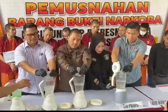 Polda Sumsel Memusnahkan 7,7 Kilogram Sabu dan 183 Butir Ekstasi - JPNN.COM