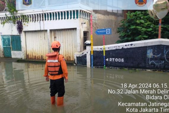 Luapan Kali Ciliwung, Jakarta Banjir Hari Ini, Catat Lokasinya - JPNN.COM