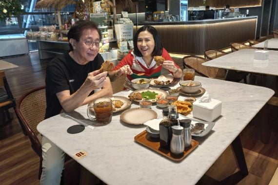 Cicipi Ayam Goreng di Restoran Bima Yamgor, Veronica Tan: Enak Banget! - JPNN.COM