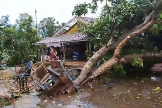 Tiga Desa di Jepara Diterjang Puting Beliung, 121 Rumah Warga Rusak - JPNN.COM