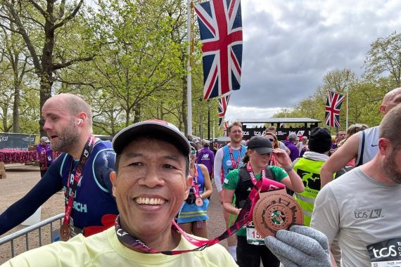 Berlari dalam Suhu Dingin, Misbakhun Berhasil Mencapai Finis London Marathon 2024 - JPNN.COM