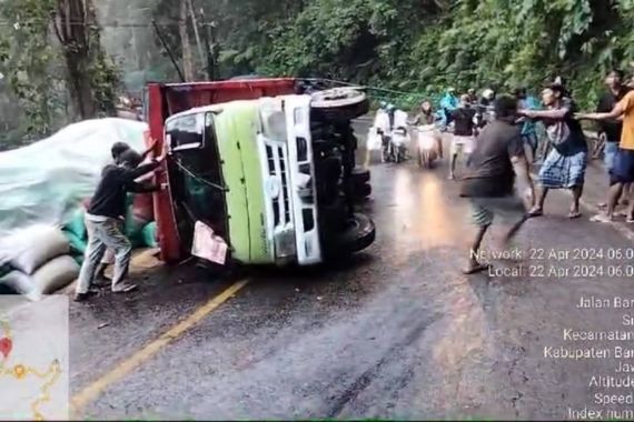 Truk Kecelakaan di Jalur Jember-Banyuwangi, Macet Sampai 4 Kilometer - JPNN.COM