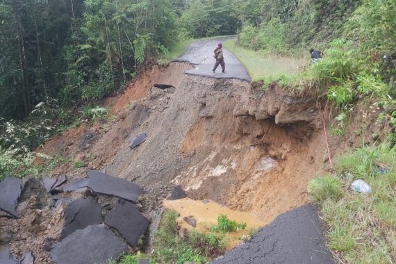 Jalan Trans Papua Terputus Gegara Longsor & Hujan Intensitas Tinggi - JPNN.COM