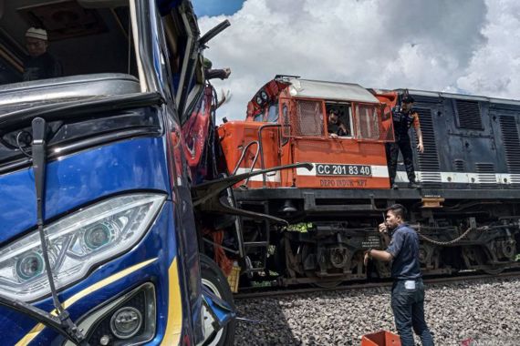 Bus Tertabrak Kereta Api, Sopir dan Kernet Diburu Polisi - JPNN.COM