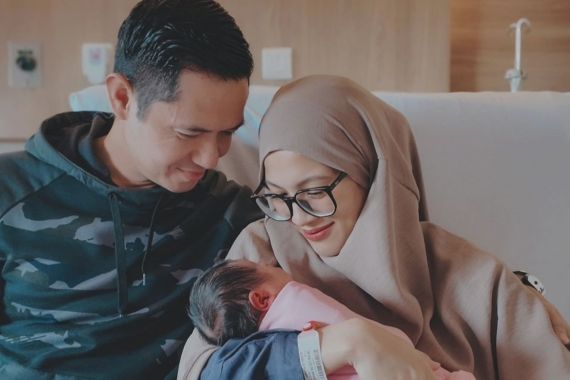 Begini Momen Kedua Anak Dude Harlino dan Alyssa Soebandono Bertemu Si Bungsu - JPNN.COM