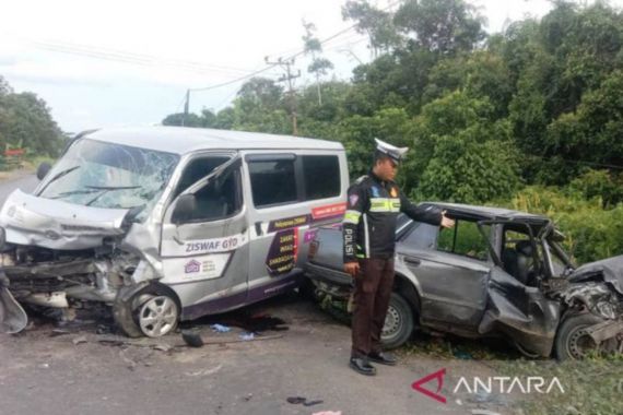 Kronologi Kecelakaan di Trans Kalimantan yang Menewaskan Penumpang Sedan Ford Laser - JPNN.COM