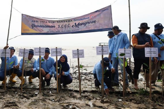 Peringati Hari Bumi, Garudafood Tanam 1.000 Bibit Mangrove - JPNN.COM