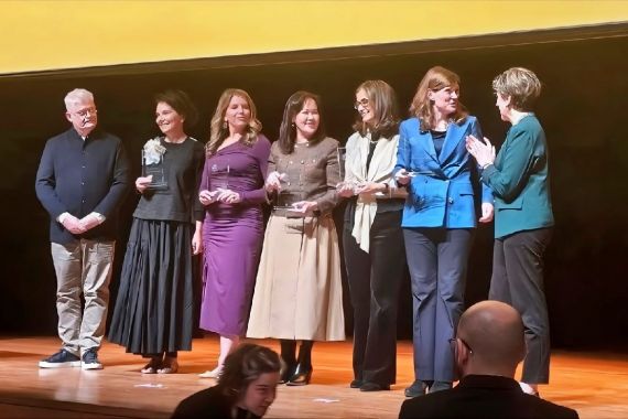 5 Tokoh Perempuan Dianugerahi Leading Women Award 2024, Ada Chief Sustainability Officer APP Group - JPNN.COM