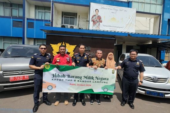 Bea Cukai Bandar Lampung Hibahkan 2 Mobil Dinas untuk Organisasi dan Yayasan di Banyuasin - JPNN.COM