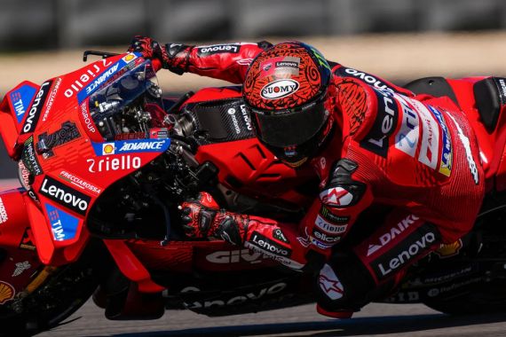 MotoGP Spanyol Gila, Pecco Juara, Roda Motornya Menyenggol Bahu Marquez - JPNN.COM