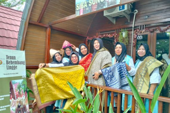 PTBA Bantu Perempuan Desa Lingga Berdaya lewat SIBA - JPNN.COM