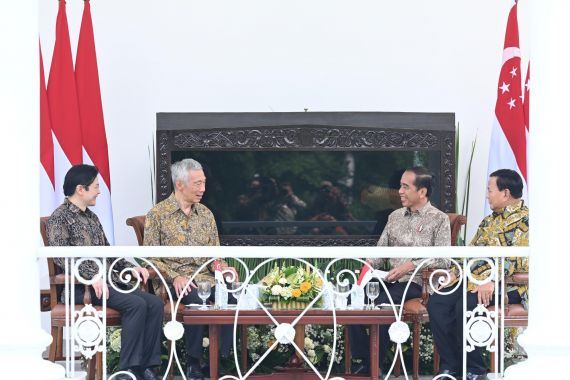 Analis Puji Langkah Jokowi Mengajak Prabowo saat Bertemu PM Singapura - JPNN.COM