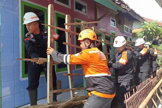 Tim BTB BAZNAS Bantu Korban Terdampak Gempa Bumi di Garut - JPNN.COM