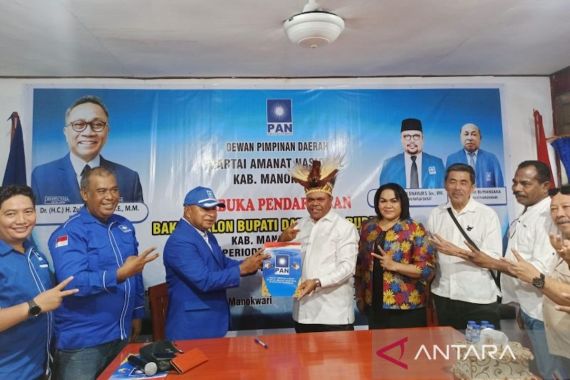 Pilkada Serentak 2024, Hermus Indou Daftar Cabup Manokwari dari PAN - JPNN.COM