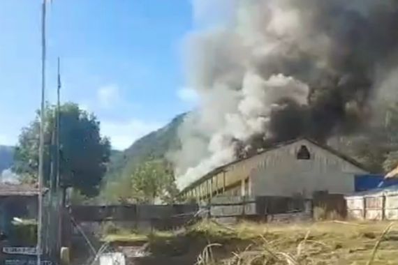 KKB Membakar Sekolah Dasar di Intan Jaya Pagi Tadi - JPNN.COM