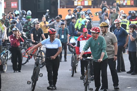 Kunker ke NTB, Presiden Jokowi & Mentan Amran Bersepeda di Lombok - JPNN.COM
