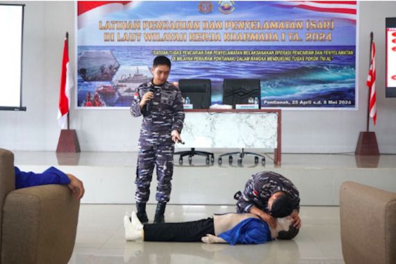 TNI AL dan Basarnas Bersinergi Menggelar Pembekalan Latihan SAR di Laut - JPNN.COM