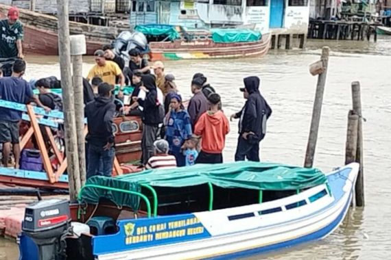 Speedboat Hibah Bea Cukai Tembilahan Bantu Selamatkan Warga Korban Gigitan Ular Berbisa - JPNN.COM