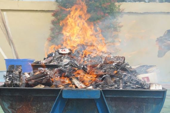 Tegas, Bea Cukai Aceh Musnahkan Jutaan Batang Rokok Ilegal - JPNN.COM