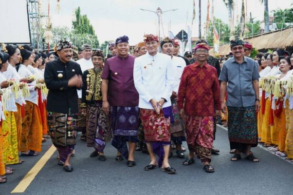 Apresiasi Festival Semarapura, Menparekraf Ajak Turis Jadi Rojali - JPNN.COM