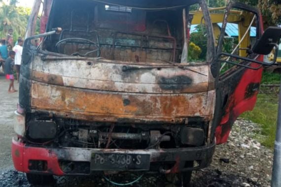 Ekskavator dan Truk Proyek Dibakar OTK di Yapen, LIhat - JPNN.COM