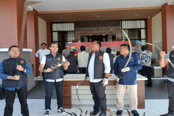 Tangkap 17 Gangster di Temanggung, Polisi Sita 13 Senjata Tajam - JPNN.COM