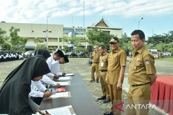 2.825 PPPK Kota Padang Terima SK, Hendri Septa: Tetap Disiplin & Meningkatkan Kinerja - JPNN.COM