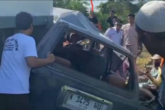 Mobil Tertabrak Kereta Api di Pasuruan, 3 Orang Tewas - JPNN.COM