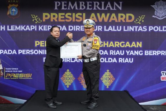 Dirlantas Polda Riau Kombes Taufiq Meraih Presisi Award - JPNN.COM