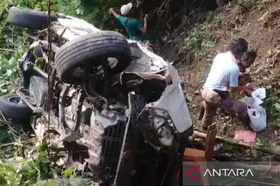 Pajero Jatuh ke Jurang Sedalam 200 Meter di Cianjur, Sopir Meninggal Dunia - JPNN.COM