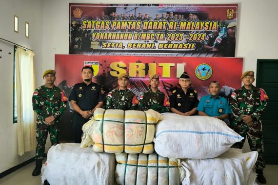 Bea Cukai & TNI Gagalkan Penyelundupan Pakaian Bekas di Jalur Tikus Perbatasan RI-Malaysia - JPNN.COM