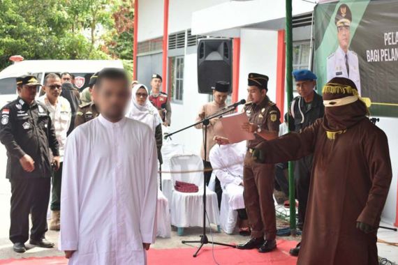 Pelaku Pelecehan Seksual Ini Diberi Hukuman Cambuk di Depan Umum - JPNN.COM