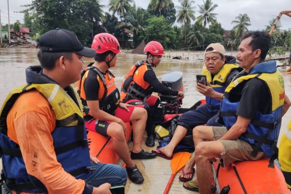 Basarnas Sumsel Mengerahkan Personel Mengevakuasi Warga Terdampak Banjir di OKU - JPNN.COM