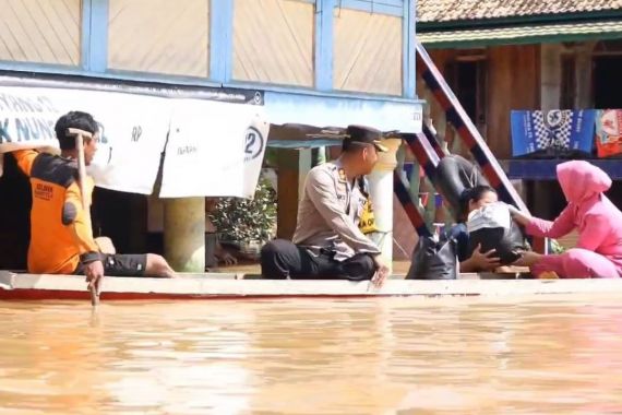Polres OKU Distribusikan Sembako Bantuan Kapolda Sumsel untuk Warga Terdampak Banjir - JPNN.COM