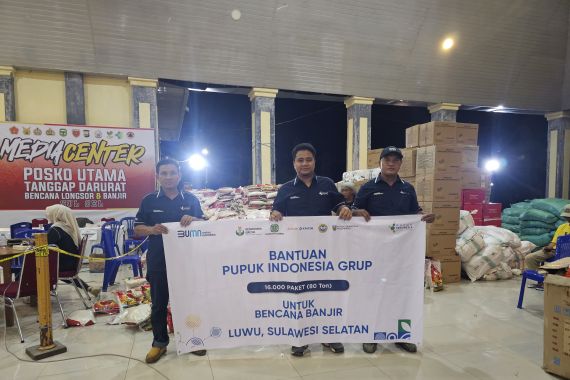 Pupuk Indonesia Serahkan Bantuan Pada Korban Banjir Bandang di Sulsel, Sebegini Jumlahnya - JPNN.COM