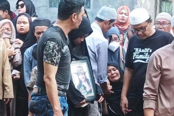 Tangisan Istri dan Anak Mengiringi Pemakaman Jhonny Iskandar - JPNN.COM