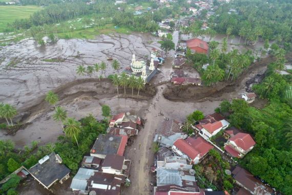 Banjir Melanda Tanah Datar Sumbar, 7 Warga Meninggal Dunia - JPNN.COM