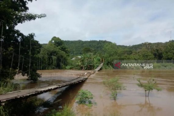 BPBD: 4 Jembatan Gantung di OKU Putus Diterjang Banjir - JPNN.COM