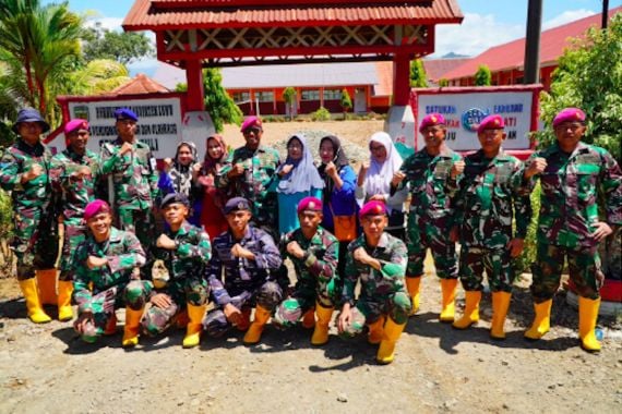 Prajurit TNI AL Bersihkan Sekolah Terdampak Banjir di Luwu - JPNN.COM