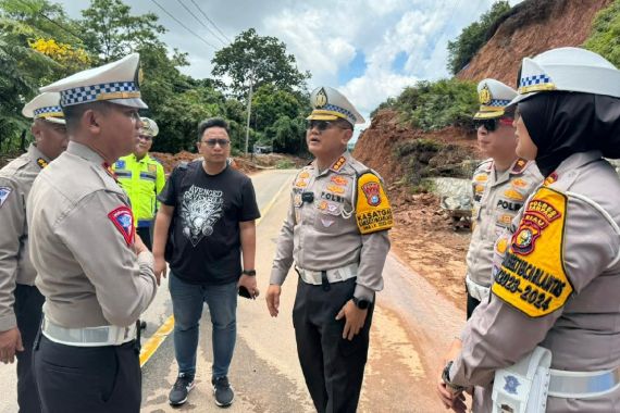 Kombes Taufik Cek Kondisi Jalan Lintas Riau-Sumbar, Begini Situasinya - JPNN.COM