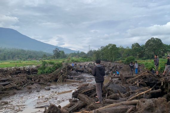 Galodo Sumbar, Korban Meninggal 37 Orang, 17 Warga Masih Hilang - JPNN.COM