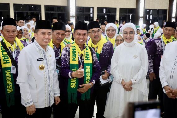 Pj Gubernur Sumsel Lepas 445 Jemaah Calon Haji Kloter Pertama Embarkasi Palembang - JPNN.COM