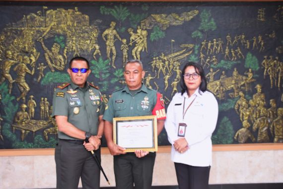 Babinsa di Pulau Terluar Terima Penghargaan dari BKKBN, Danrem Brigjen TNI Antoninho Ikut Bangga - JPNN.COM