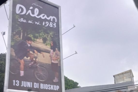 40 Billboard Poster Dilan 1983: Wo Ai Ni Terpampang di Bandung, Adhiyat: Senang Banget - JPNN.COM