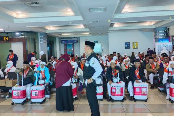 Jadwal Berubah, Jemaah Haji Asal Sumsel Baru Tiba di Bandara SMB II Palembang Besok - JPNN.COM